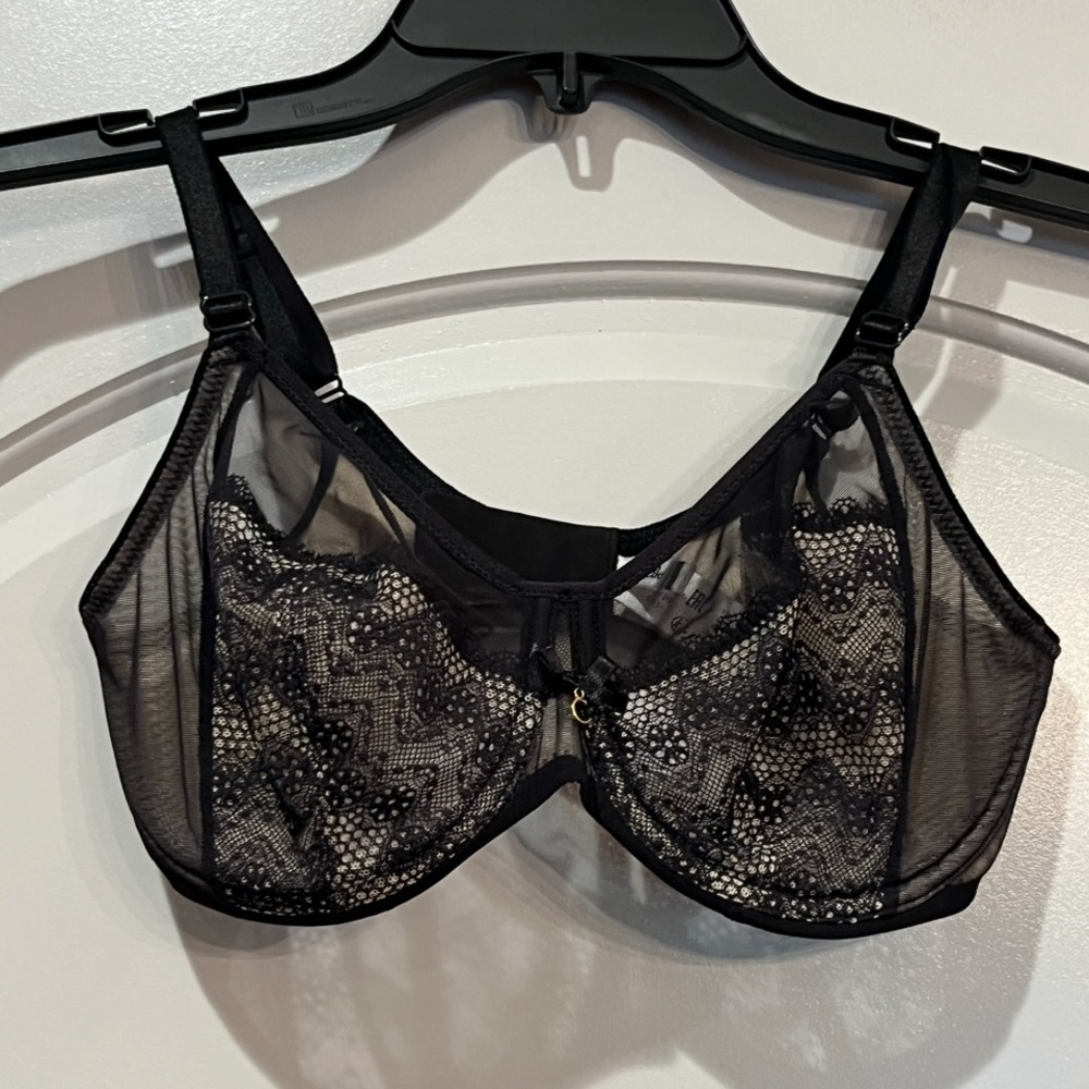 Chantelle Black Lace double lined Women's Bra. Absolutely gorgeous!!